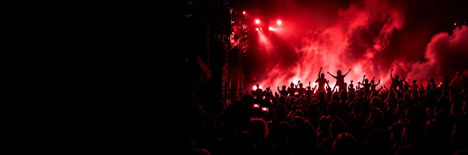 Festival con iluminacion roja